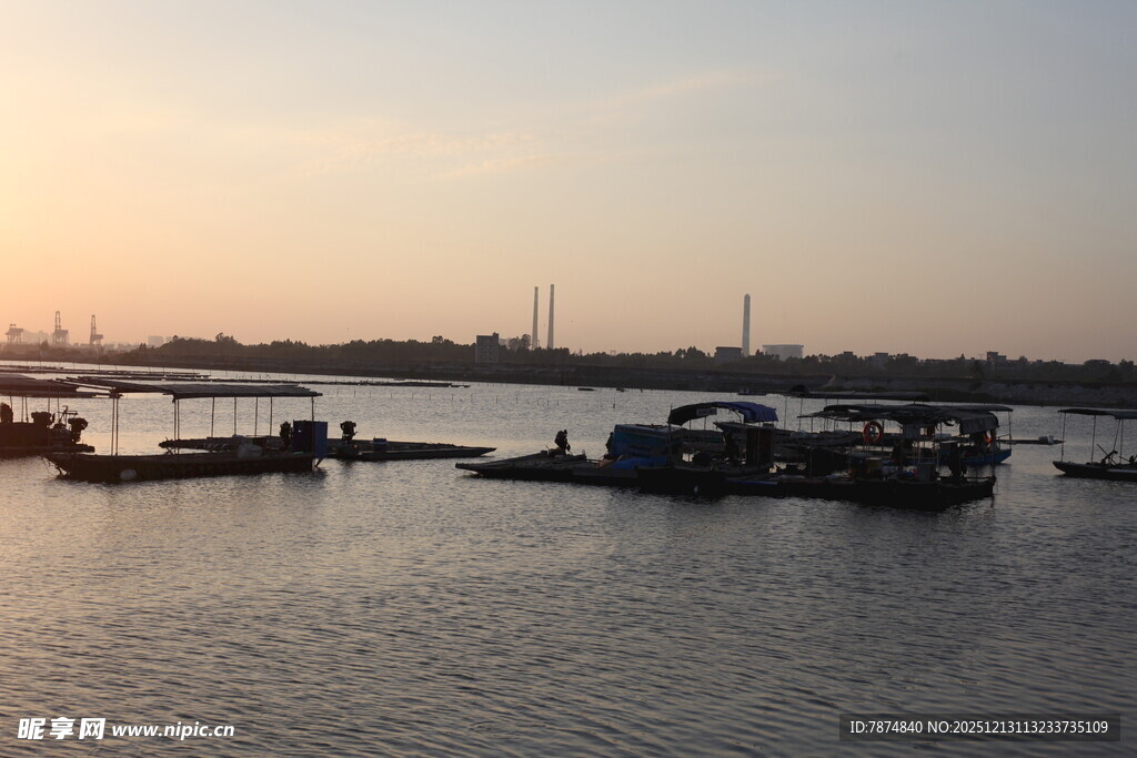 黄昏海港船只静谧景象