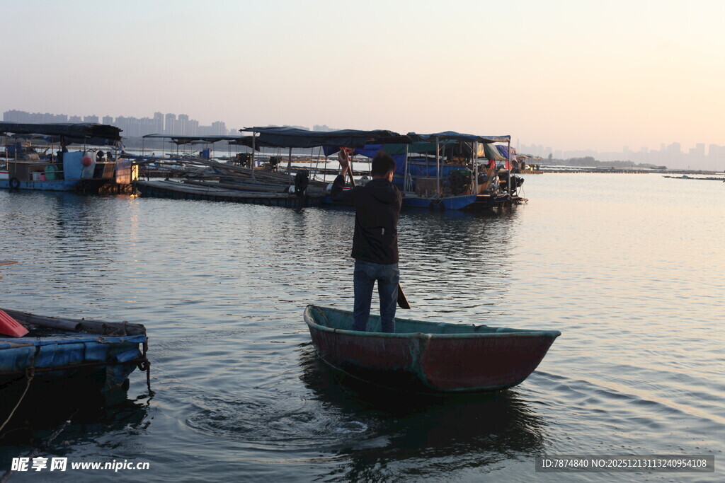 湖畔孤舟上的垂钓者