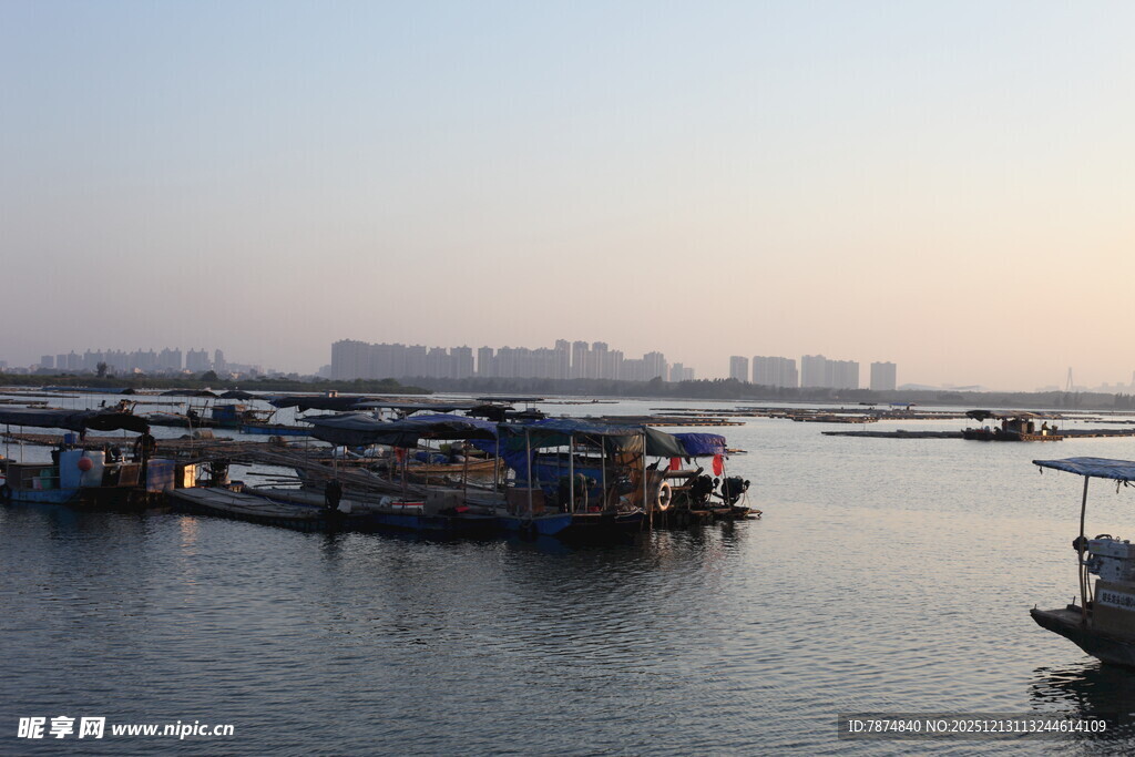河畔停泊船只的宁静景象