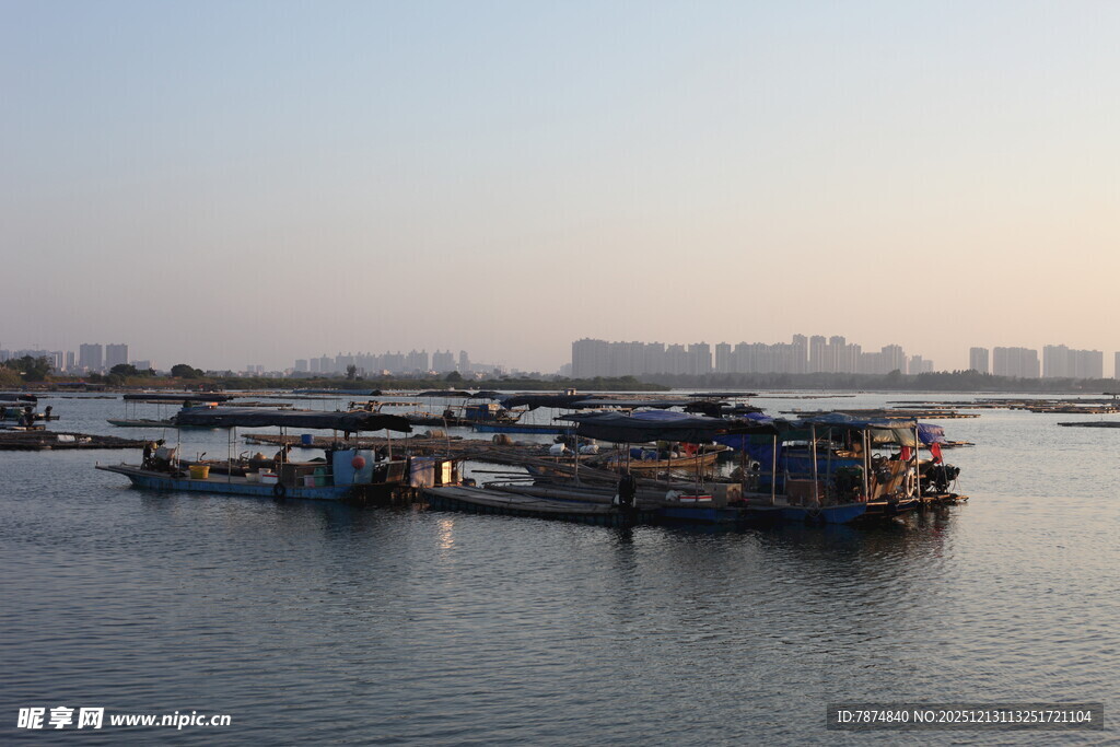 江边停泊的船只景观