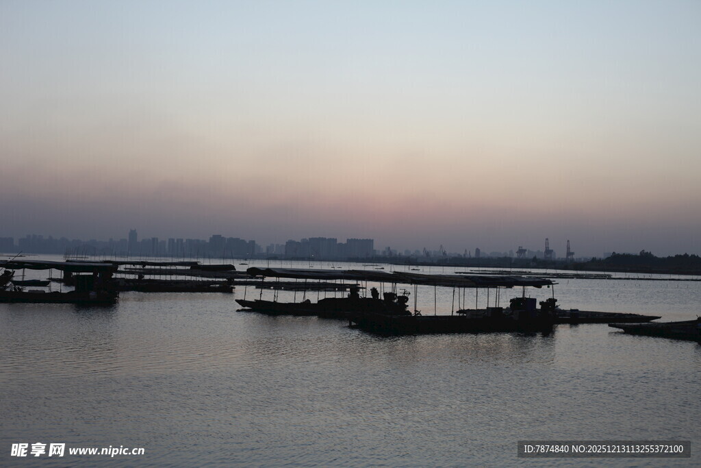 黄昏下宁静的港口景象