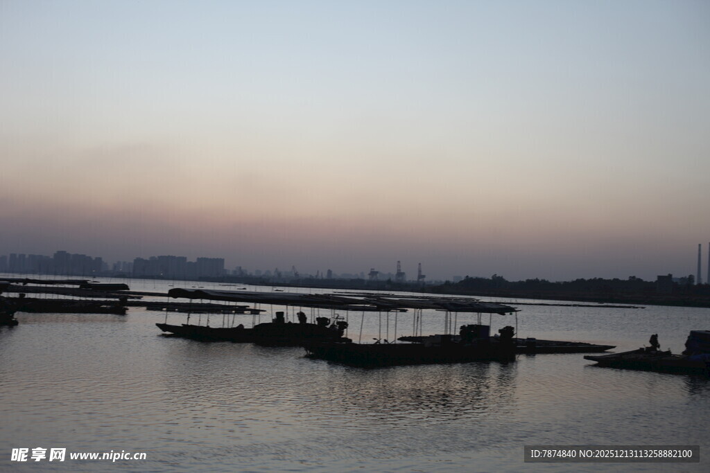黄昏下的宁静江面景象