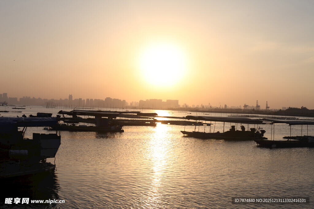 夕阳下的宁静水面与船只