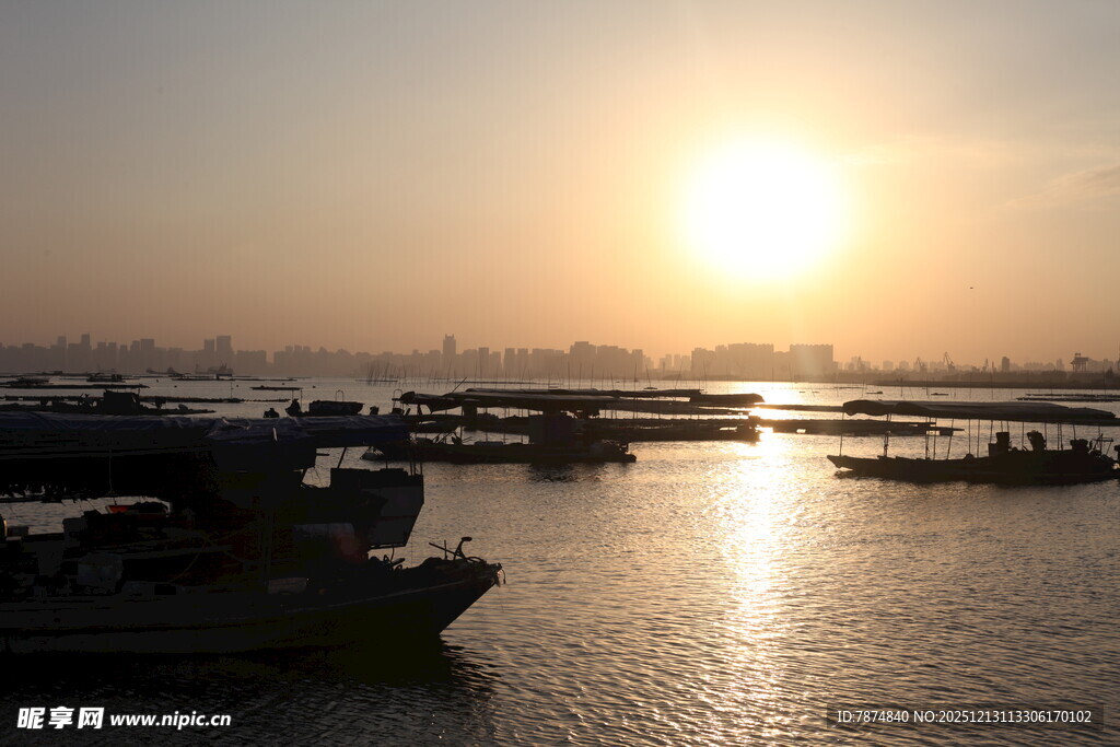 夕阳下的码头水面美景