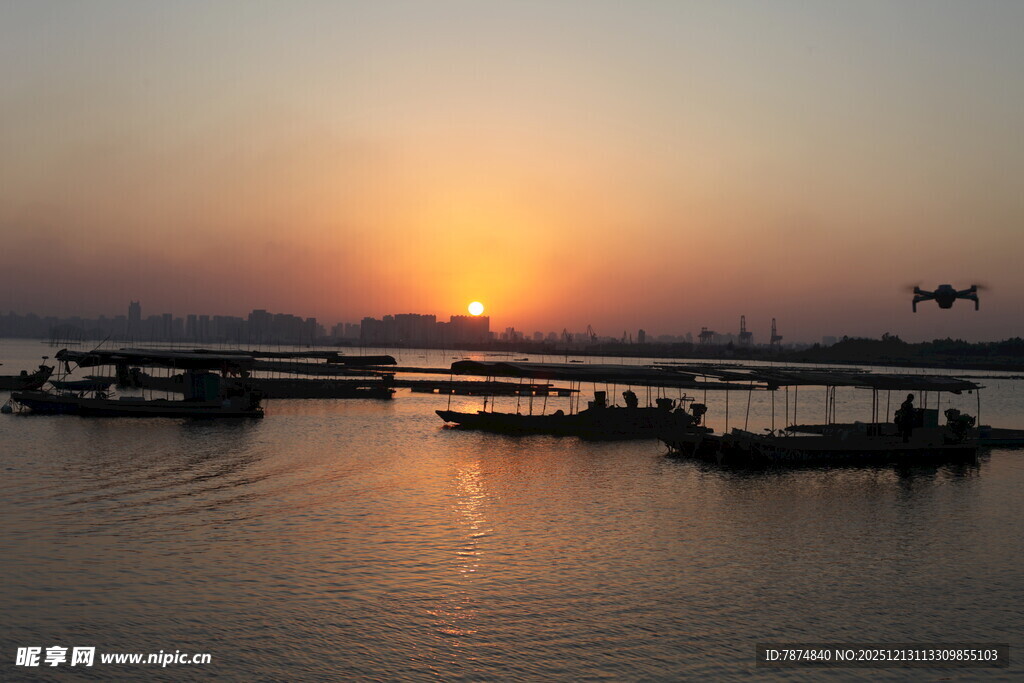 夕阳下的宁静港湾