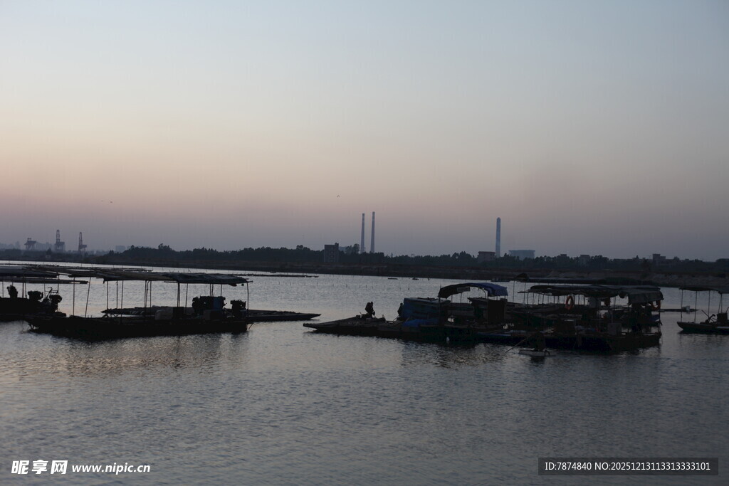 黄昏下的宁静港口