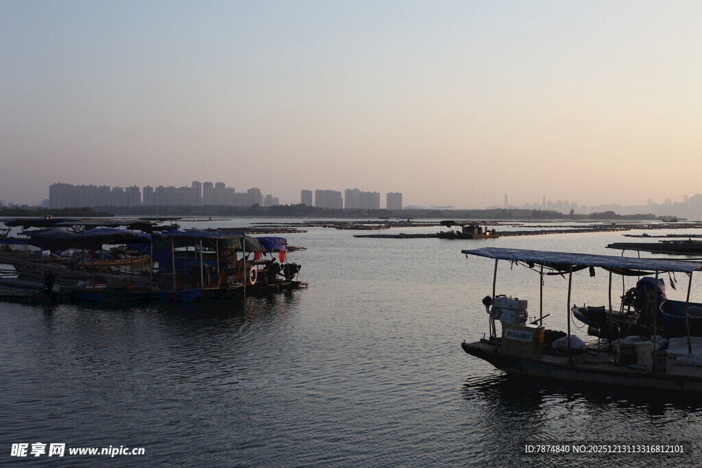 黄昏下的水上船只景象