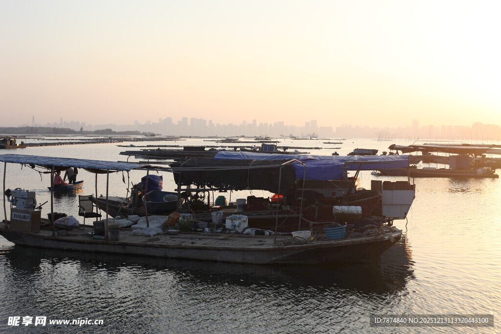 夕阳下的水上船只场景