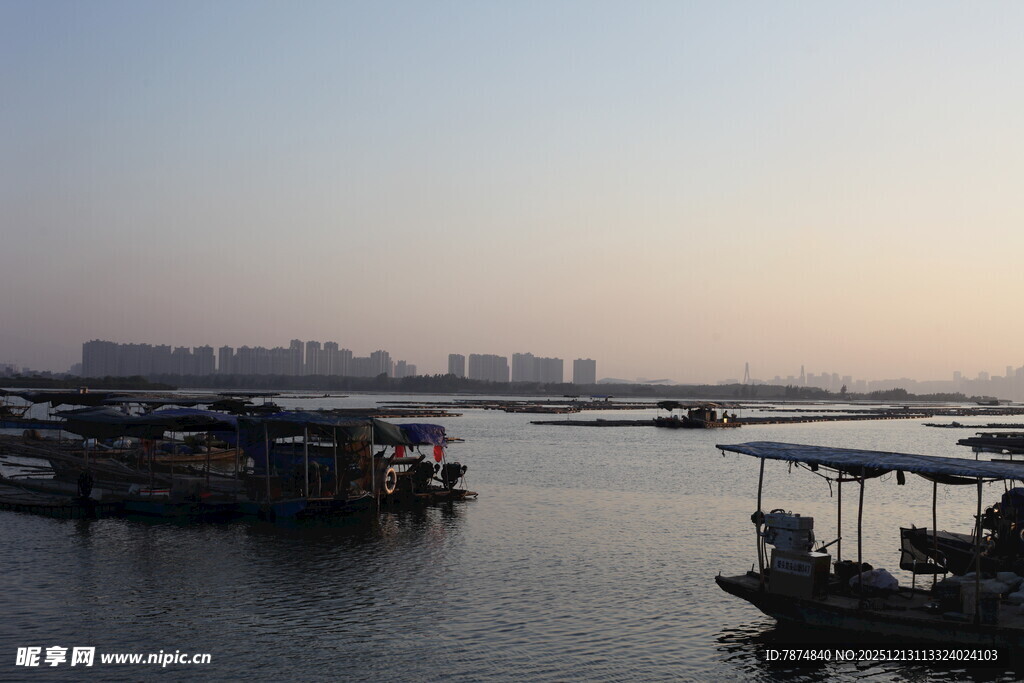 黄昏下的码头船只景观