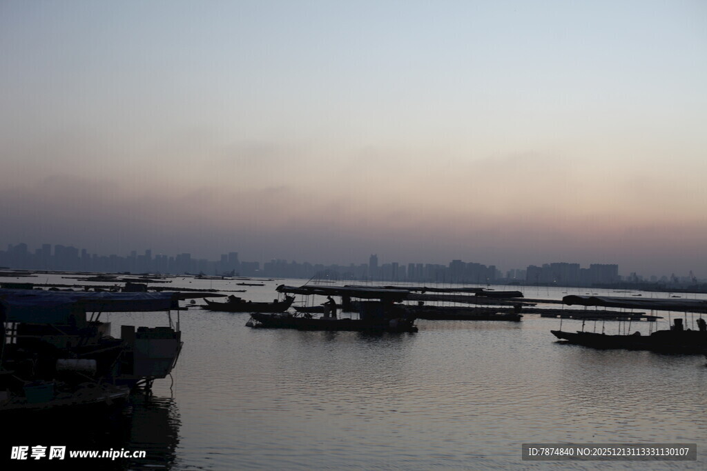 黄昏下的宁静港口景象