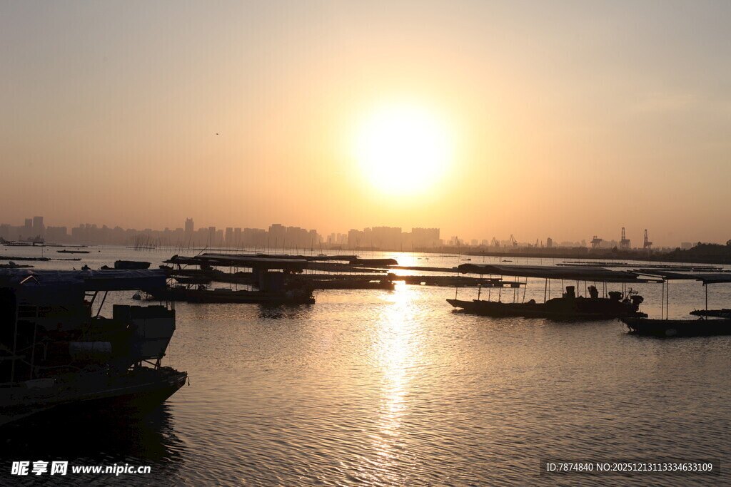 夕阳下的宁静港口