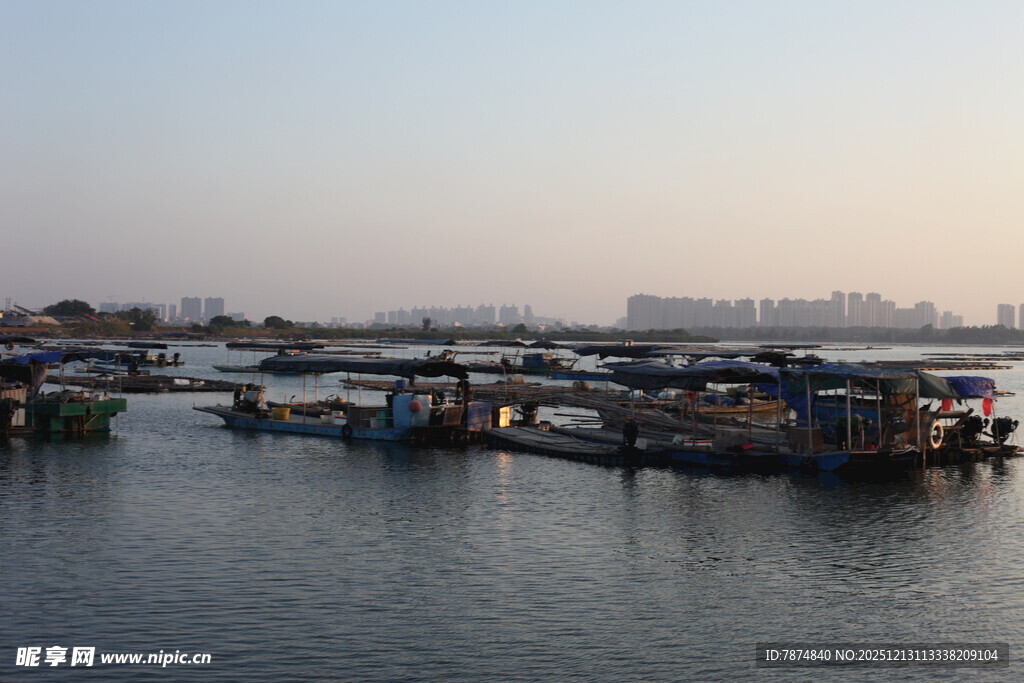 宁静港湾中的停泊船只