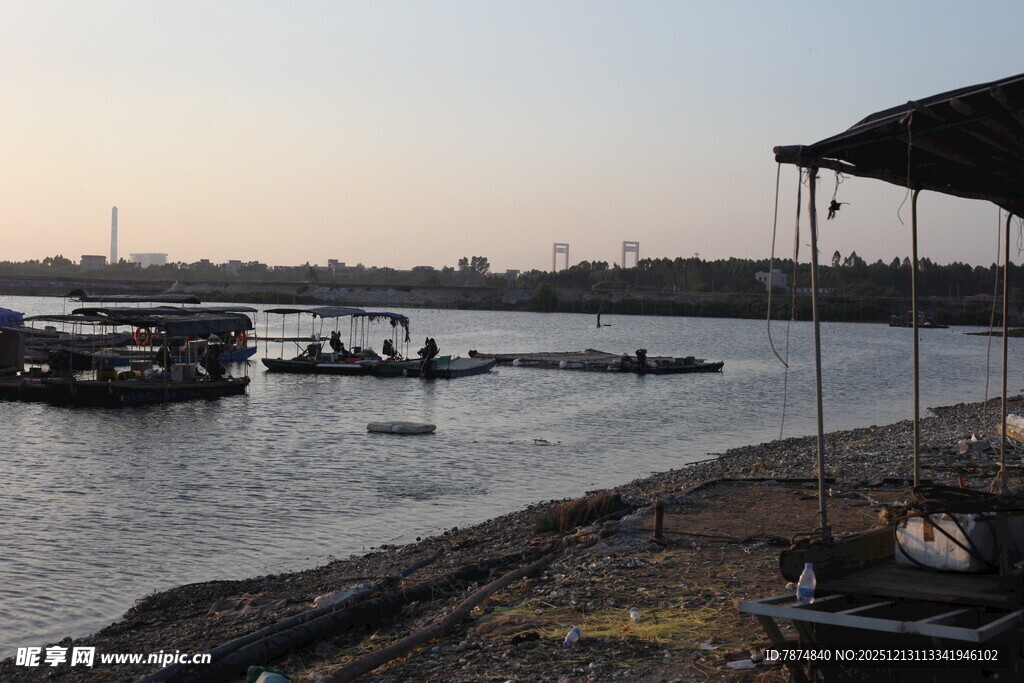 黄昏下的宁静码头景象