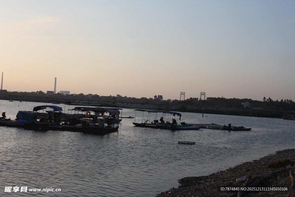 河畔停泊船只的宁静景象