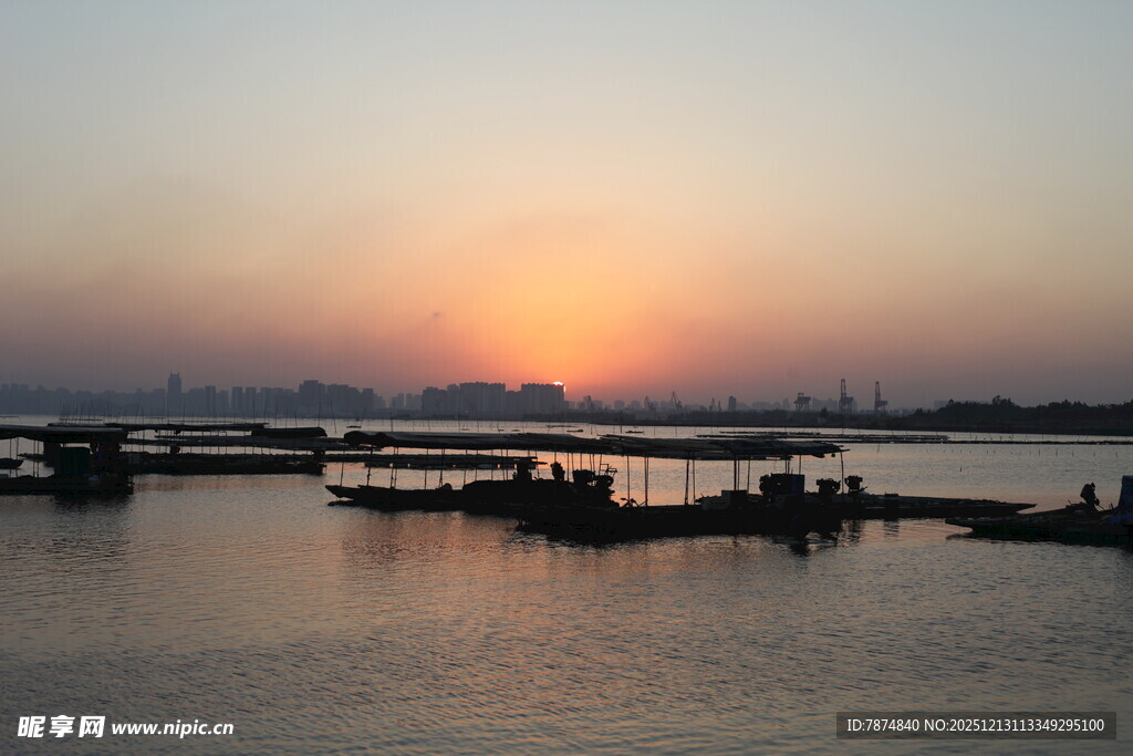 夕阳下的宁静码头景色