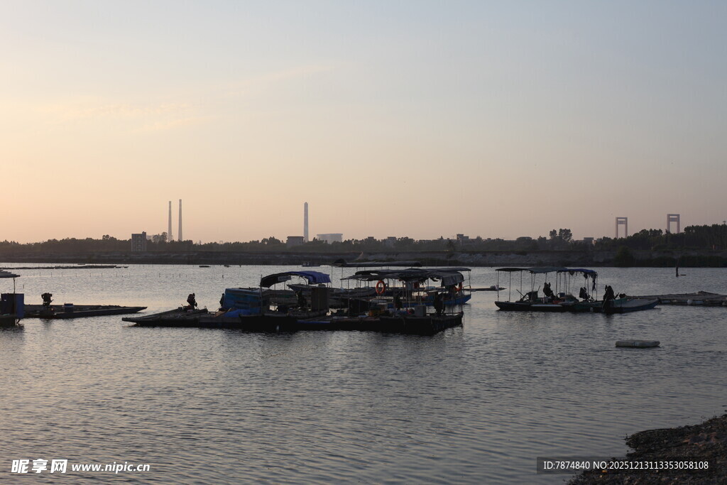 河畔船只静泊黄昏美景