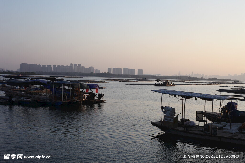 黄昏下的宁静码头景象