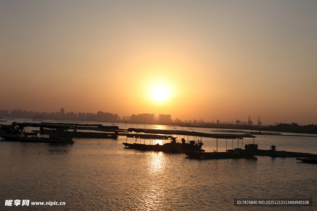 夕阳下的宁静港口