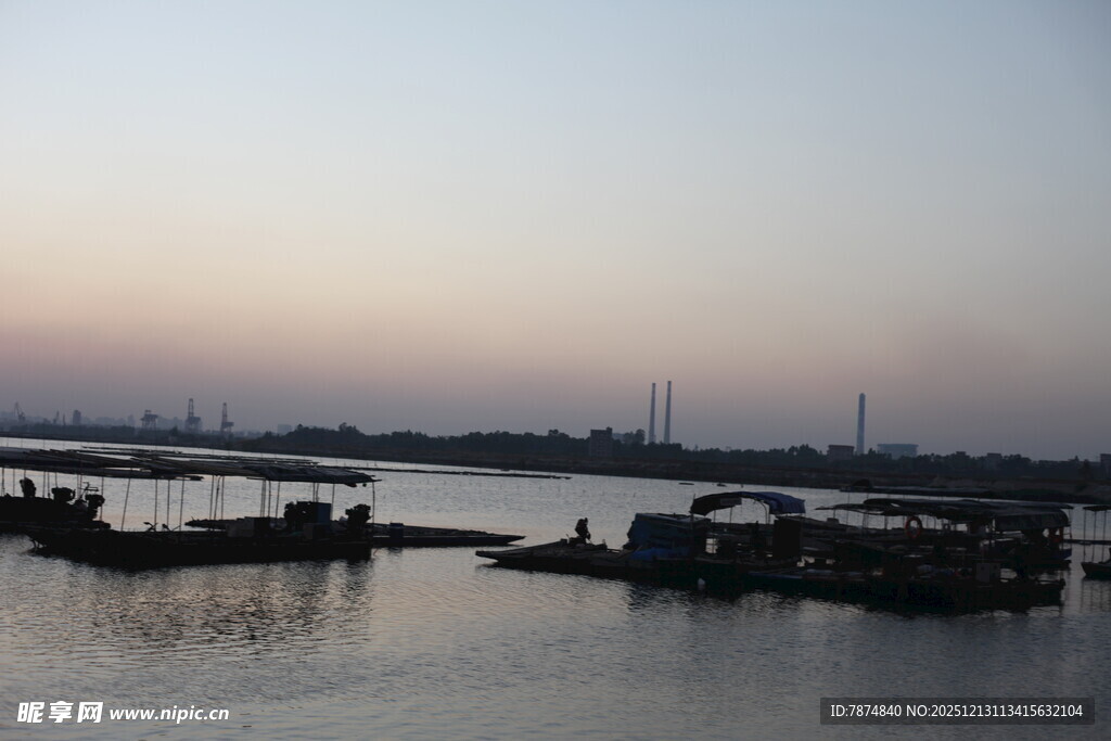 黄昏下的宁静码头景象