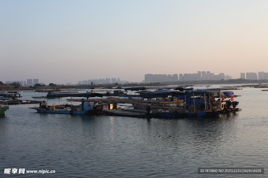 河畔码头船只停泊景象