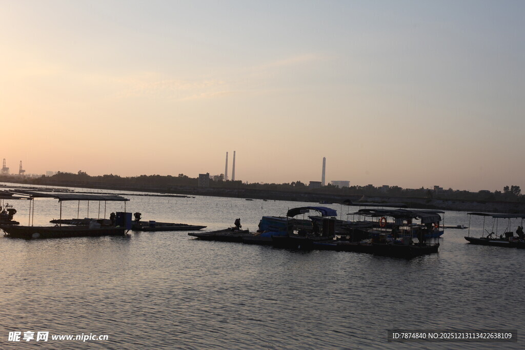 黄昏下宁静的河畔码头