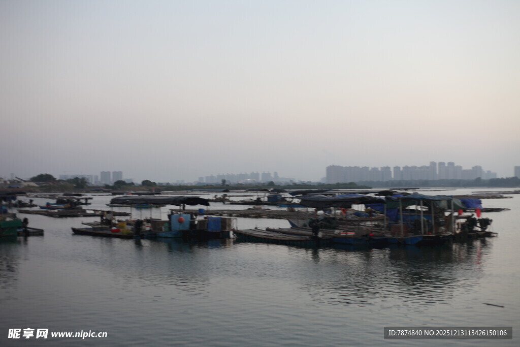 江边停泊的船只景观