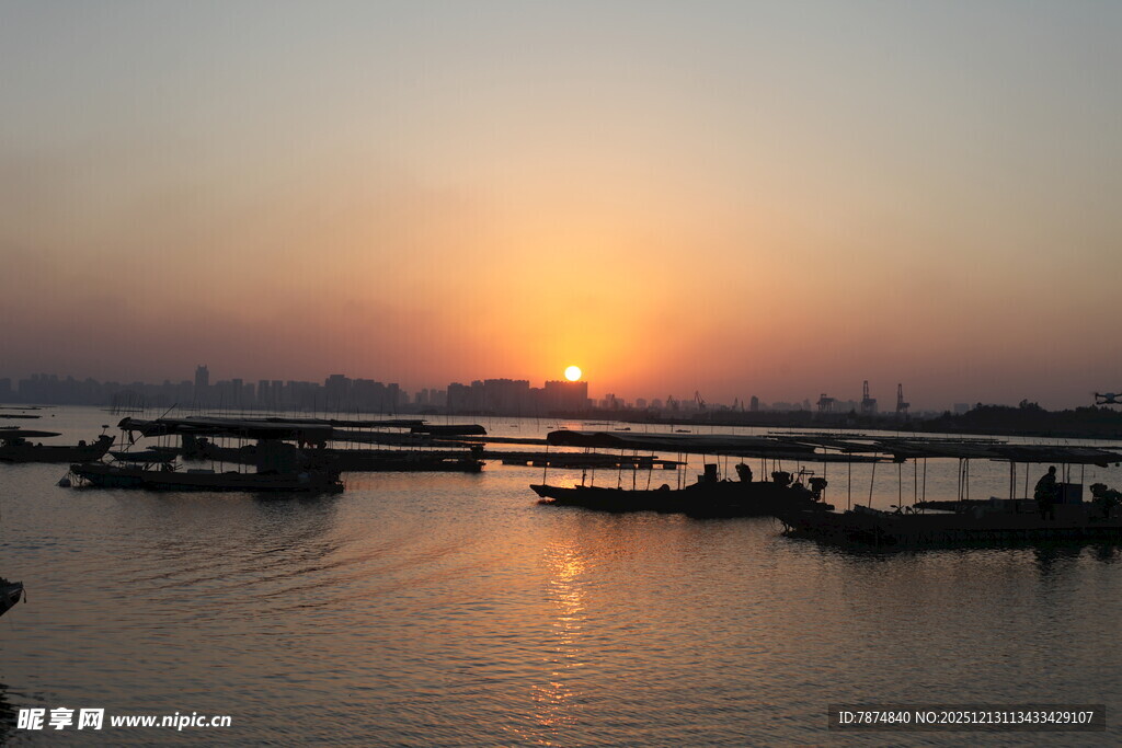 夕阳下湖面船只美景