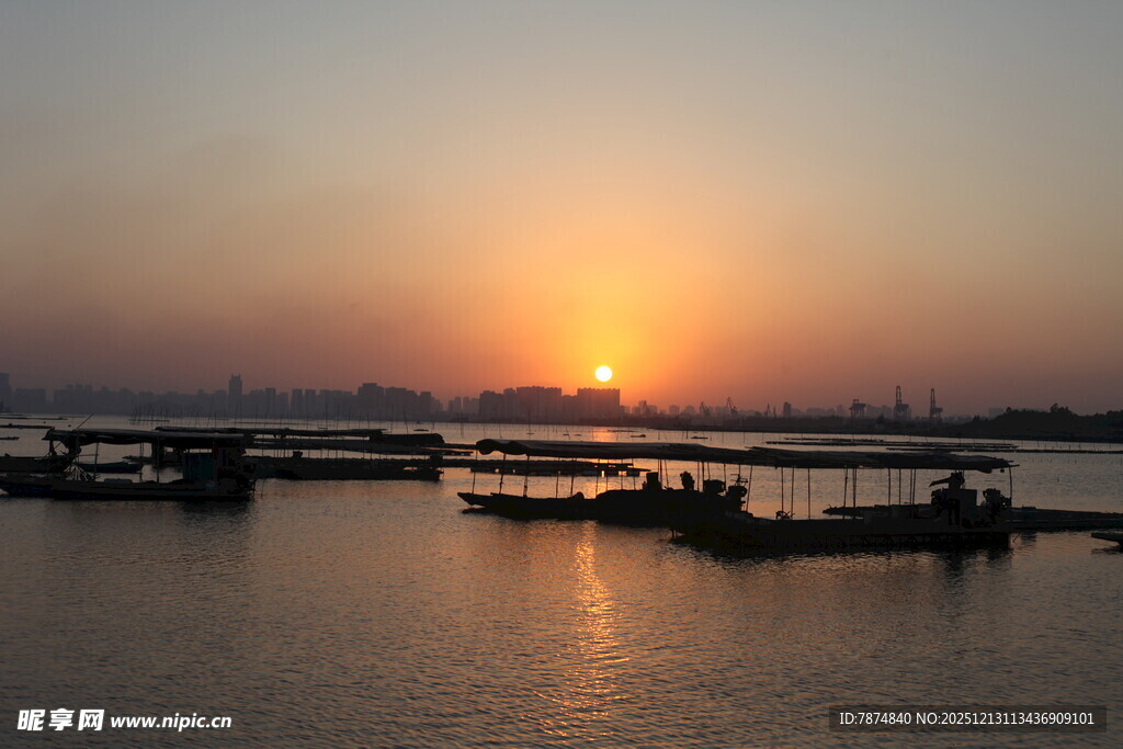 夕阳下的宁静水域