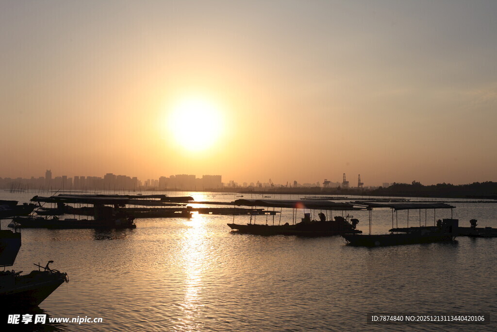 夕阳下的宁静水域与船只
