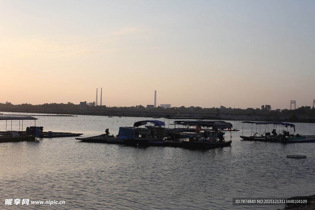 黄昏下的宁静码头景象