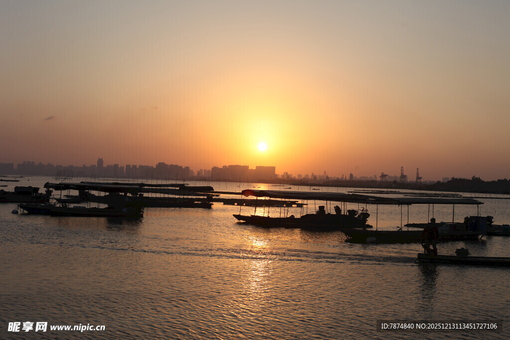 夕阳下的宁静水面与船只