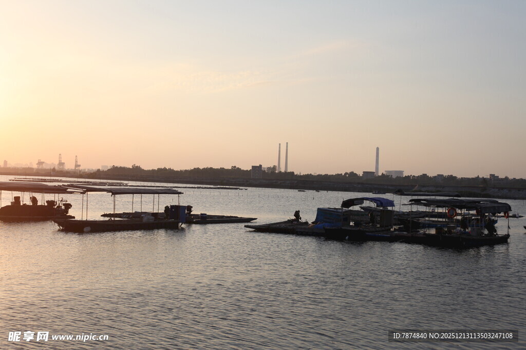 夕阳下的河畔码头景象
