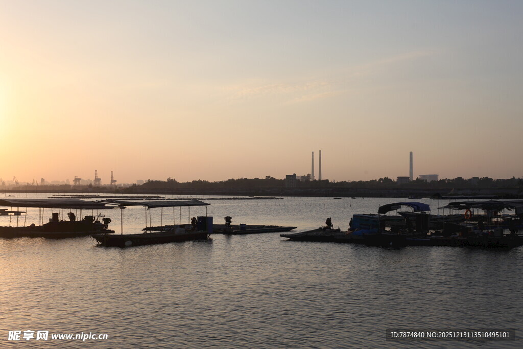 夕阳下的海港美景