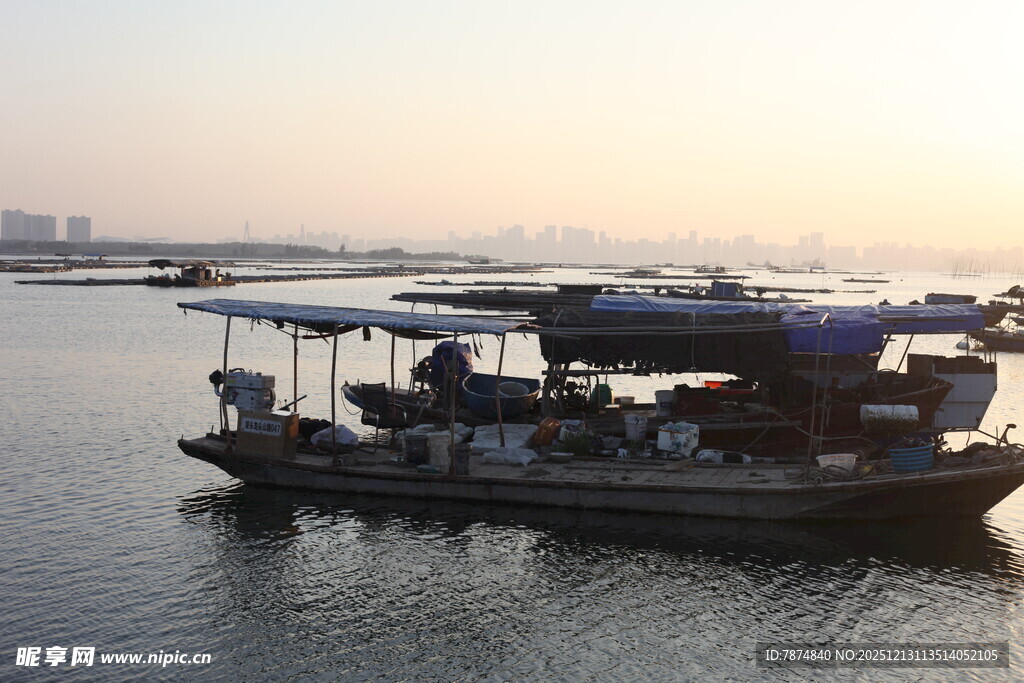 江上船只伴夕阳美景