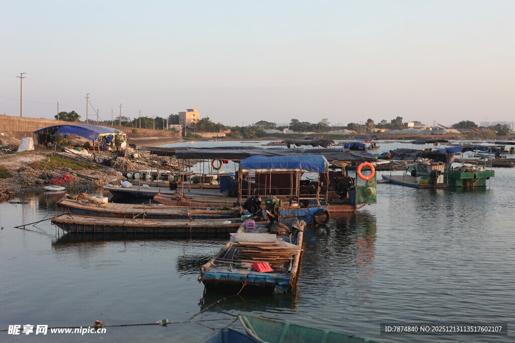 水上渔村船只停泊景象