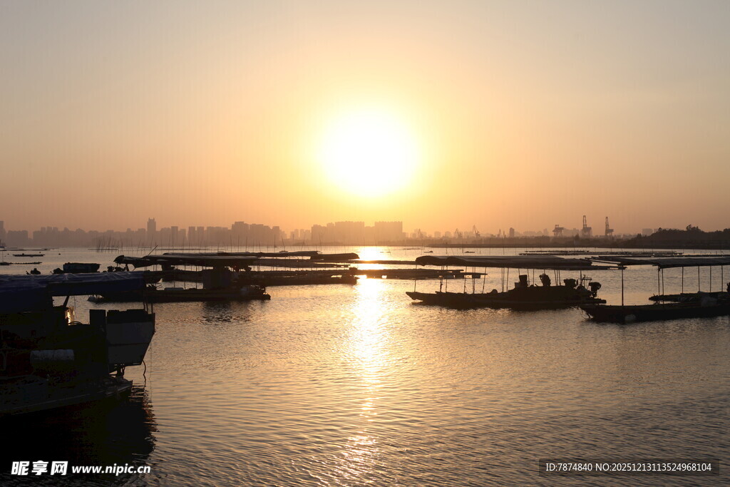 夕阳下的宁静码头水域