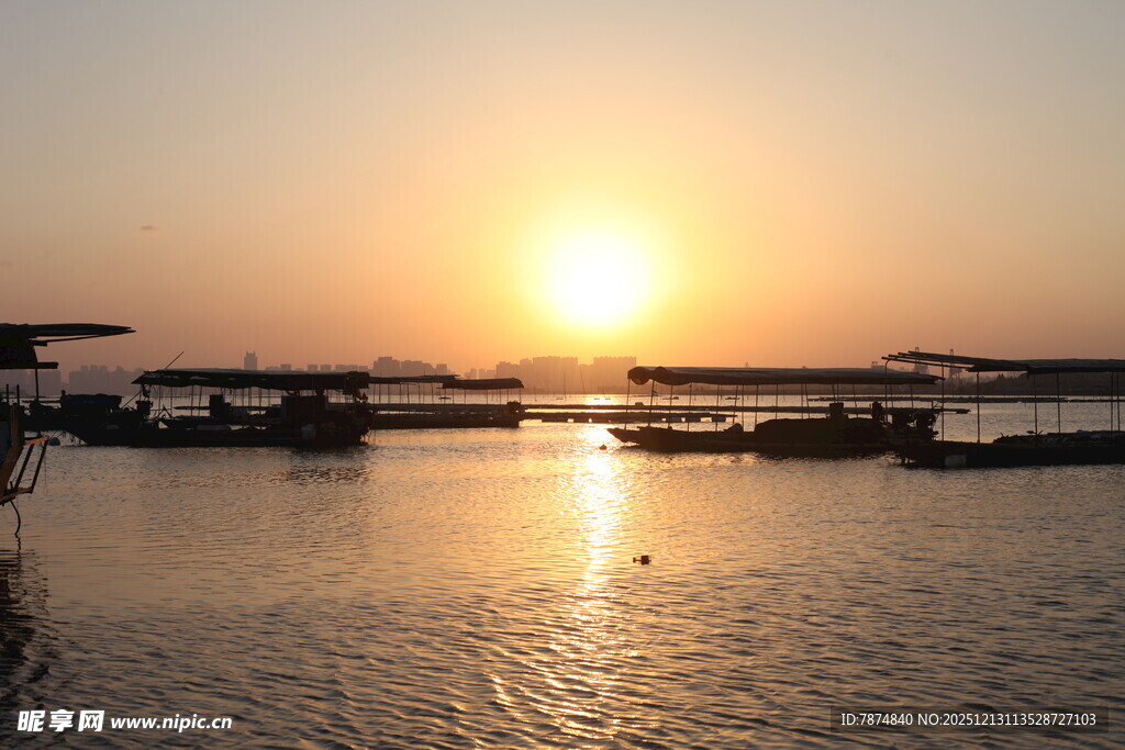 夕阳下的宁静水面景观