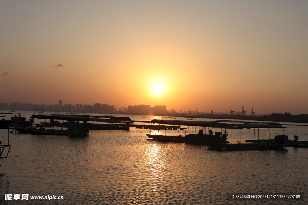 夕阳下的水面与船只