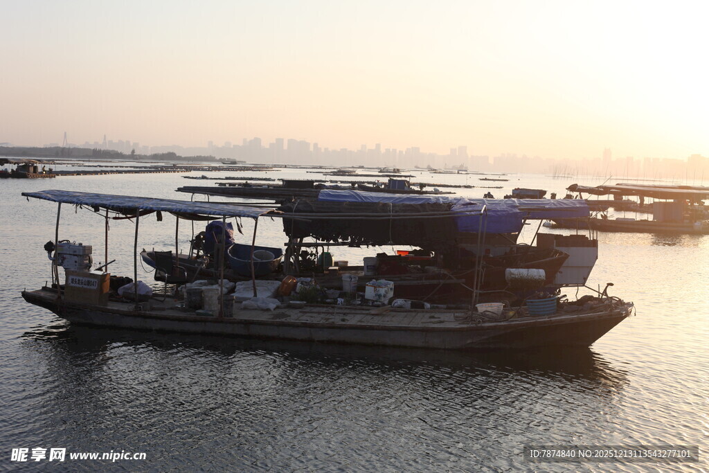 夕阳下的水上渔船