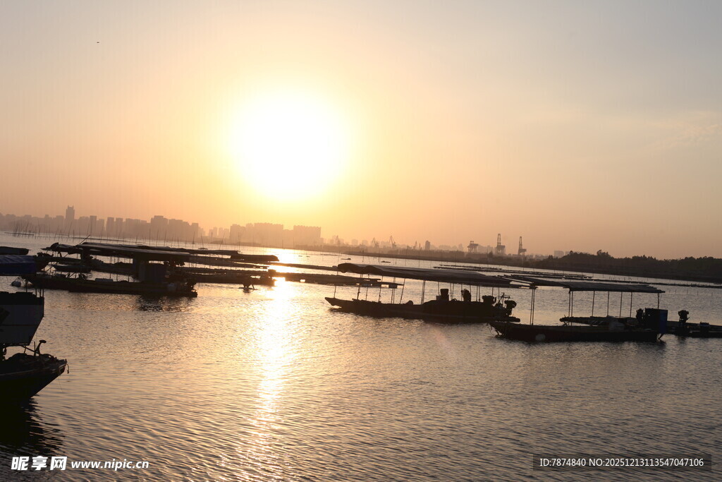 夕阳下的宁静水上景象
