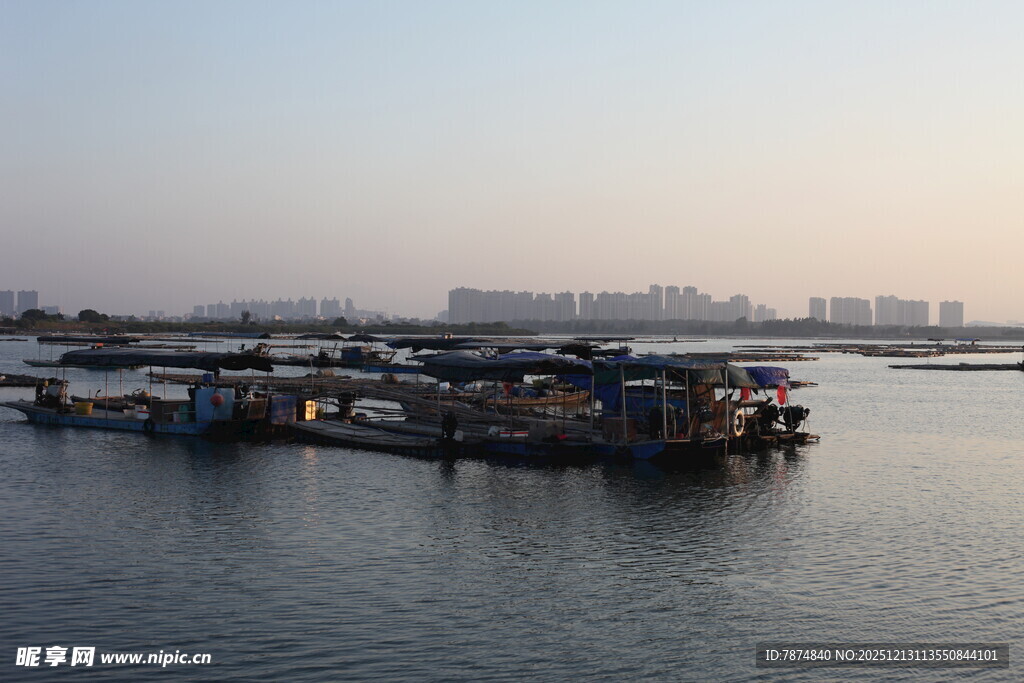 港口码头黄昏景象