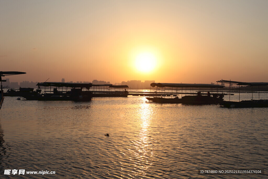 夕阳下的静谧码头风光