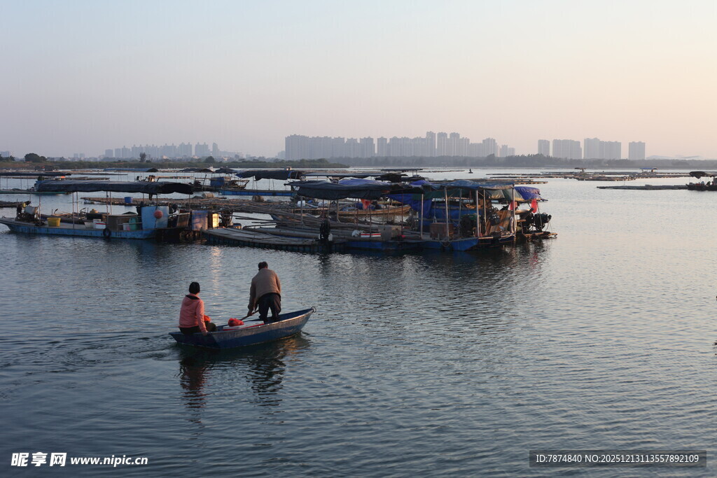 小船悠游于码头