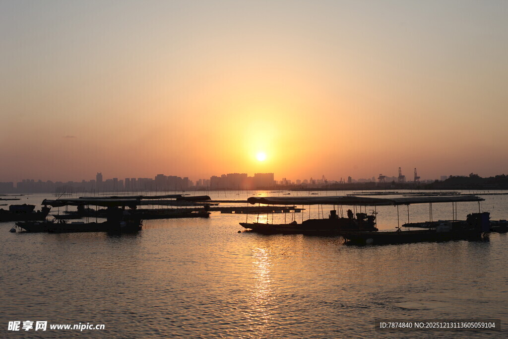 夕阳下的水上船只景观