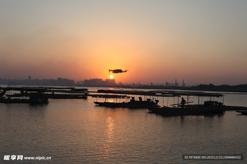 夕阳下的水面与停泊船只
