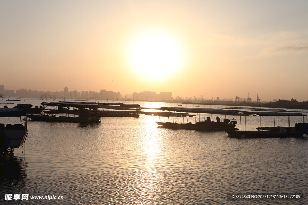 夕阳下的宁静码头