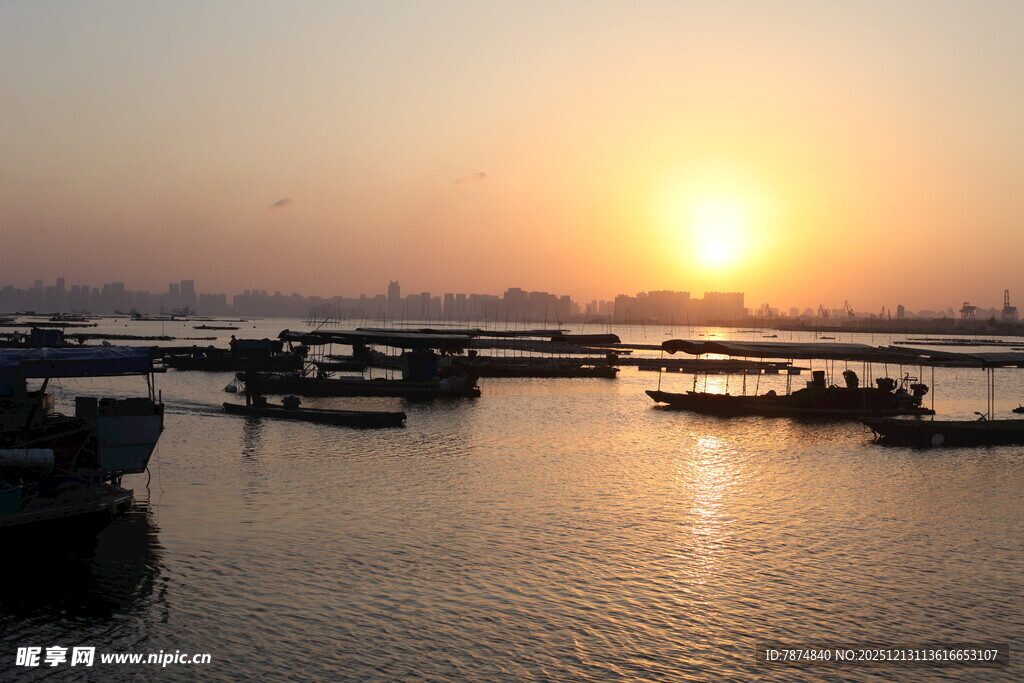 夕阳下的宁静港湾