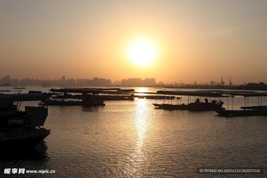 夕阳下的宁静港湾