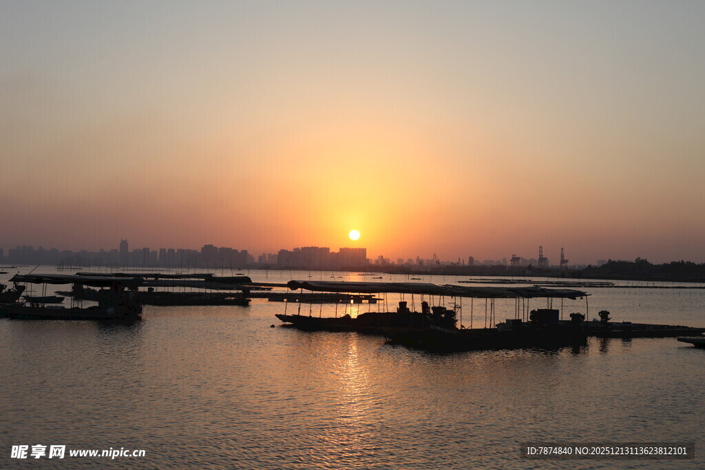 夕阳下的宁静水面码头