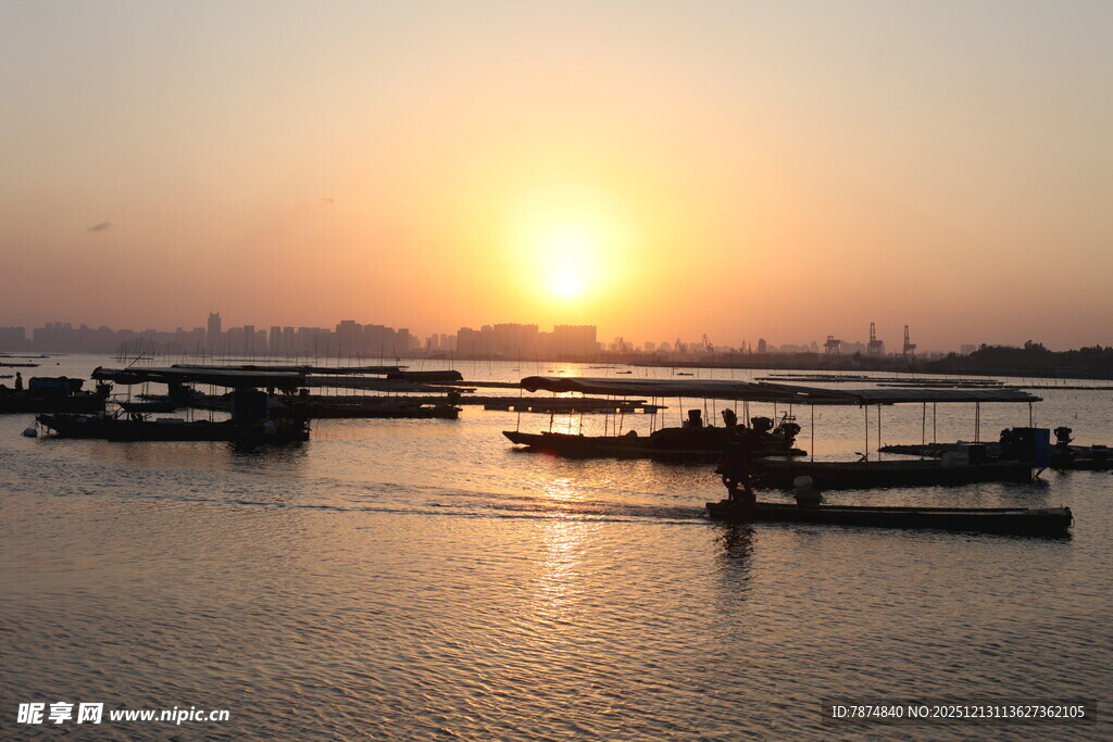 夕阳下的宁静江面船只
